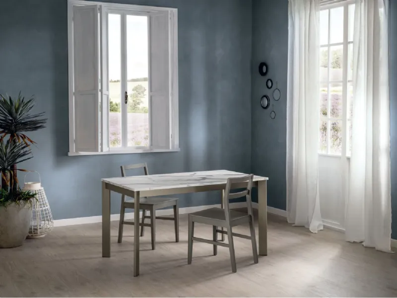 Desko di Scavolini, allungabile con gambe in metallo verniciato  e piano rivestito in Fenix NTM o in laminato