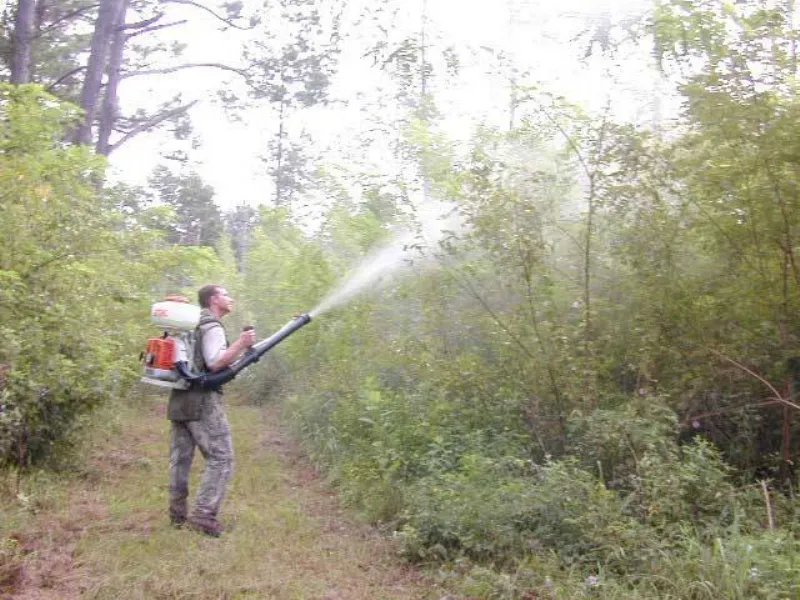 Erbicida sparso con un nebulizzatore a motore