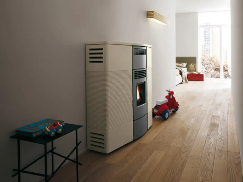 veduta di corridoio con parquet in legno, stufa a pellet, tavolino nero e giocattoli