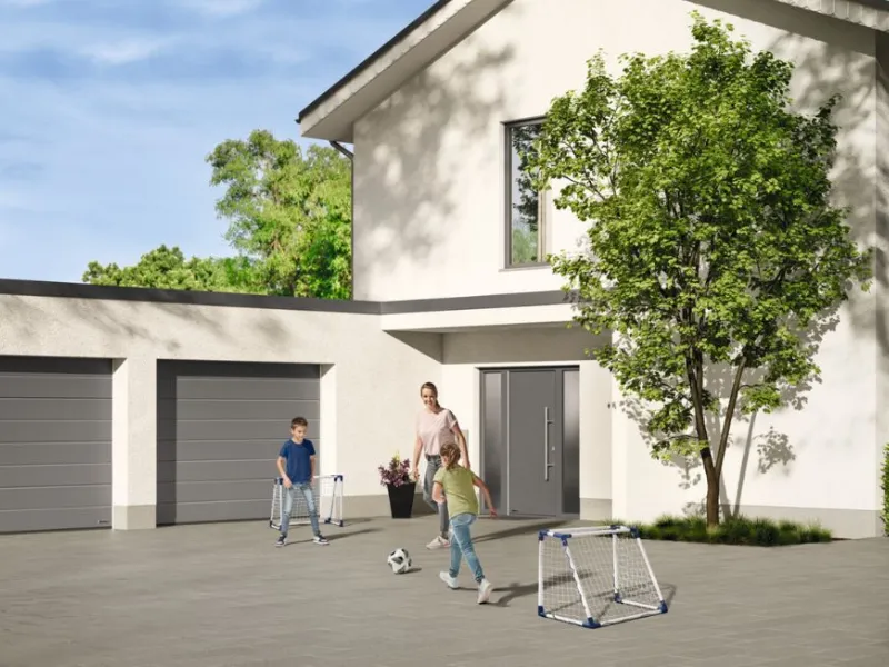 Porta sezionale garage di Hörmann e portoncino d'ingresso coordinato