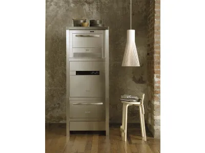 mobile in acciaio con forno, sgabello in legno con giornali, lampada con paralume panna plissettato