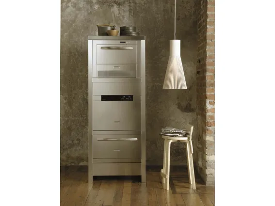 mobile in acciaio con forno, sgabello in legno con giornali, lampada con paralume panna plissettato