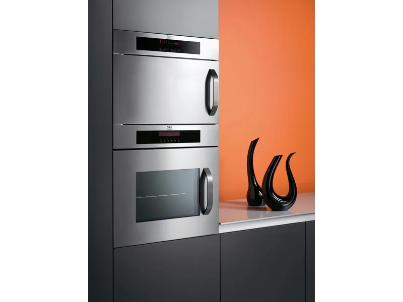 abbattitore e forno a incasso su mobile grigio, due vasi scultura nero su parete di sfondo arancione