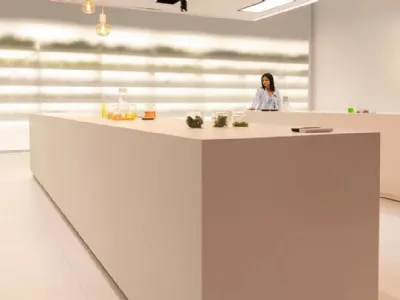 Tendenze EuroCucina: isole centrali sempre più grandi e colori chiari