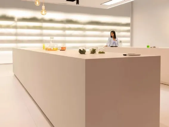 Tendenze EuroCucina: isole centrali sempre più grandi e colori chiari
