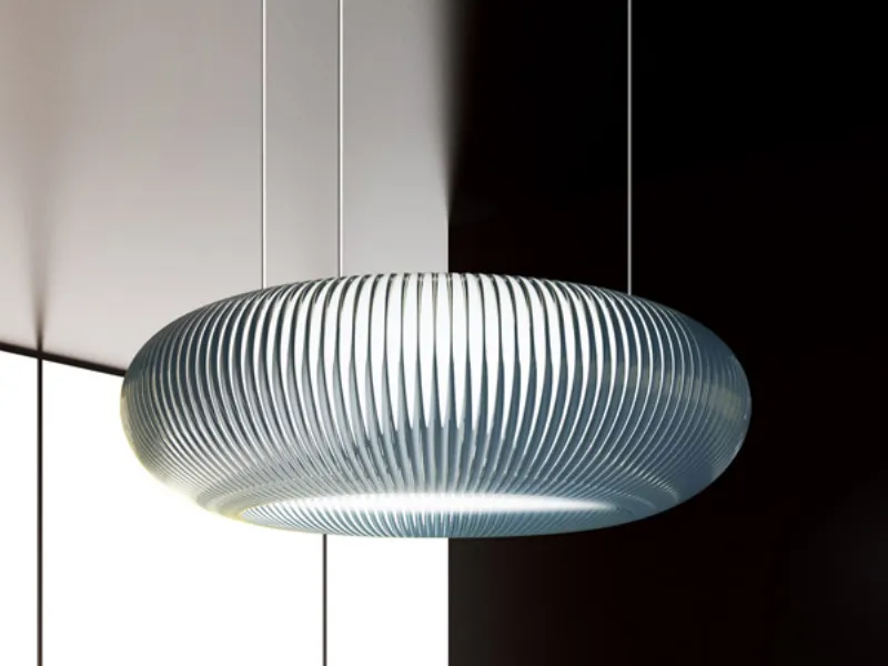lampadario curvo rivestito a canne con illuminazione a led e sospeso con tre cavi