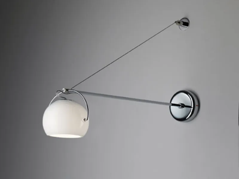 lampada da parete in carbonio con paralume sferico bianco
