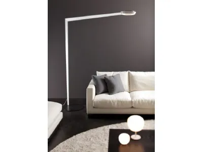 lampada da terra a stelo bianca, divani bianchi con cuscini grigi