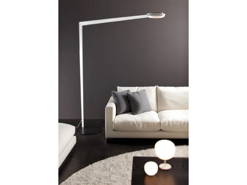 lampada da terra a stelo bianca, divani bianchi con cuscini grigi