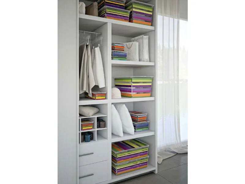 armadiatura con scaffali bianca e contenitori a righe colorate, cuscini, sacchetti e tessuti bianchi