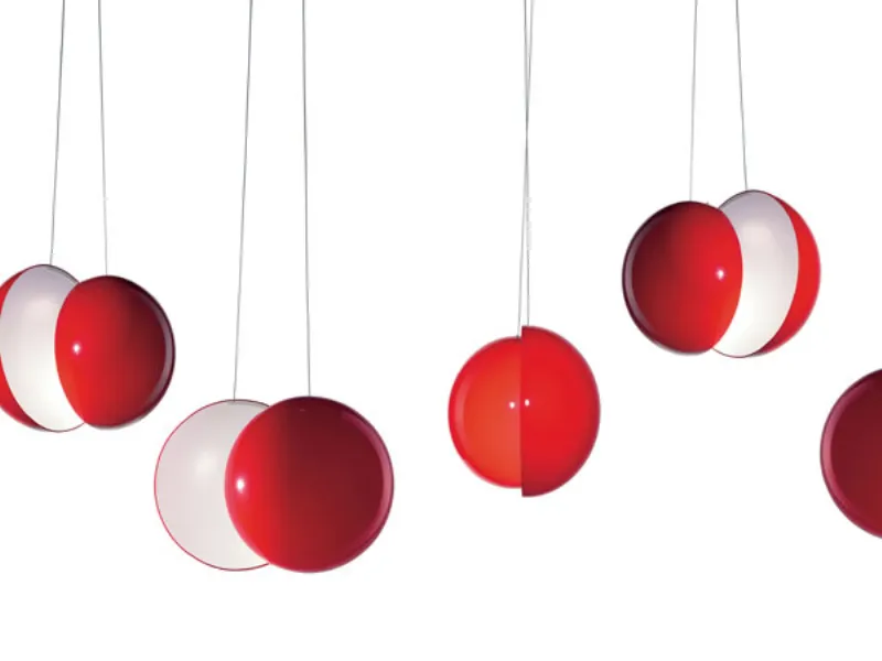 cinque lampade a sospensione modello cherry, esterno rosso e interno bianco