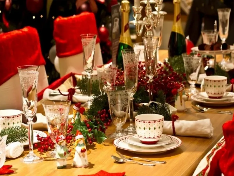 Una tavola di Natale tradizionale ma originale