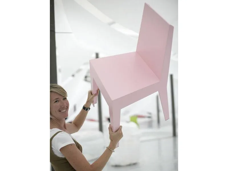 Donna che alza una sedia