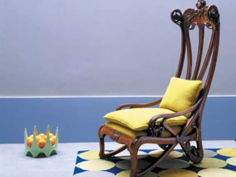 poltrono in legno con cuscino giallo