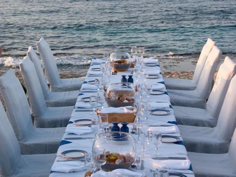 tavola apparecchiata in riva al mare