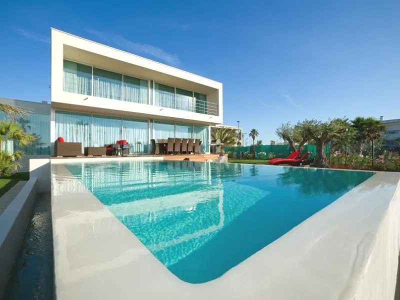 Villa moderna con piscina di design in Francia