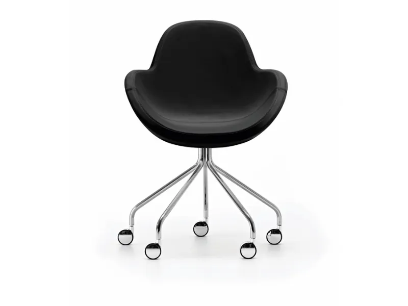 sedia rivestita in pelle nera con cinque gambe con rotelle