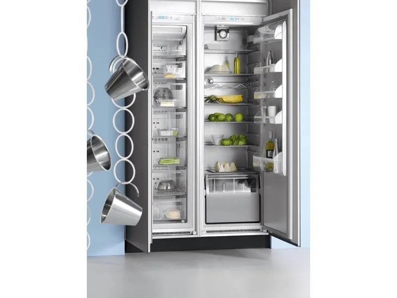 frigo a doppia porta aperto con ananas, lime, bottiglie e contenitori, tre pentolini sospesi su una catena