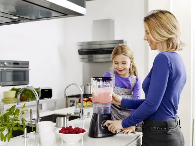 mamma e figlia che cucinano insieme