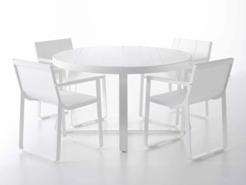 tavolino tondo e quattro sedie color bianco