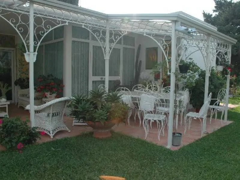 Gazebo in ferro battuto bianco
