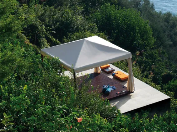 Gazebo in mezzo alla foresta