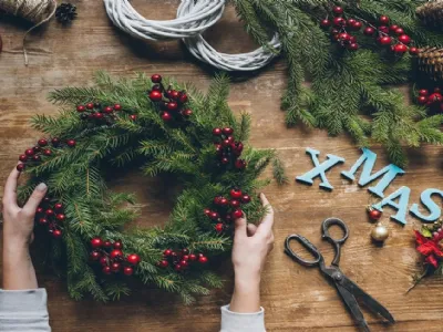 Decorazione natalizia con aghi di pino e bacche di ginepro