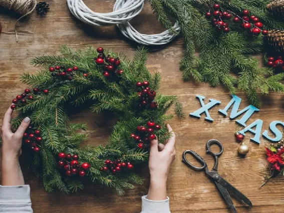 Decorazione natalizia con aghi di pino e bacche di ginepro