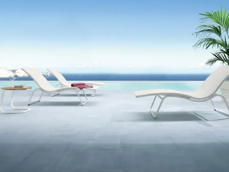 Sdraio vicino al mare