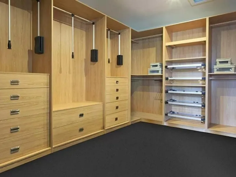 Cabina armadio su misura di Falegnamerie Design