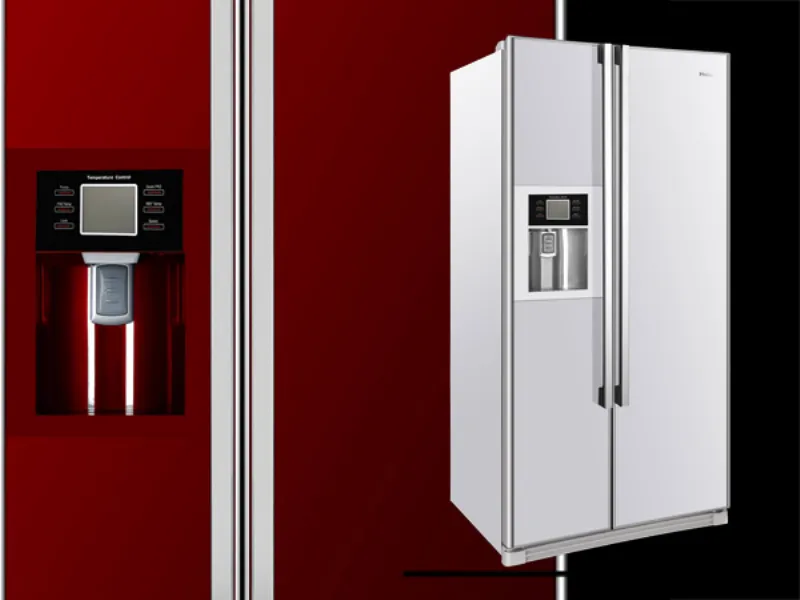 frigo bianco su sfondo nero e bourdeaux e dettaglio sulla sinistra dello sportello ghiaccio