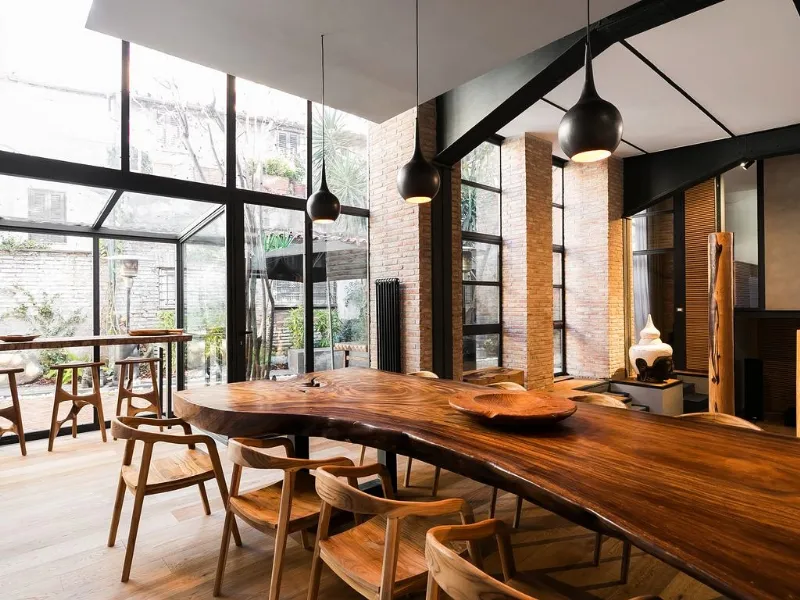 Il grande tavolo in legno nella sala da pranzo