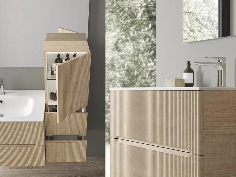 La particolare lavorazione dell'anta del mobile bagno sospeso in legno Smyle di Blob by Ideagroup è evidenziata in queste prospettive