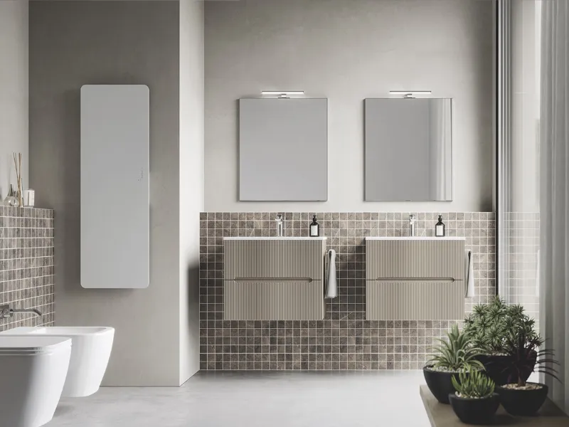 Il doppio lavabo diventa essenziale quando il bagno è uno solo e la casa è molto frequentata (composizione 8 di Smyle di Blob by Ideagroup