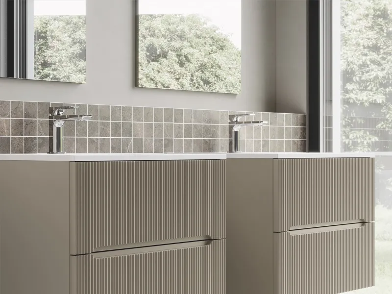 Colori avvolgenti, caldi e naturali illuminano la stanza da bagno all'insegna del relax e dalla calma