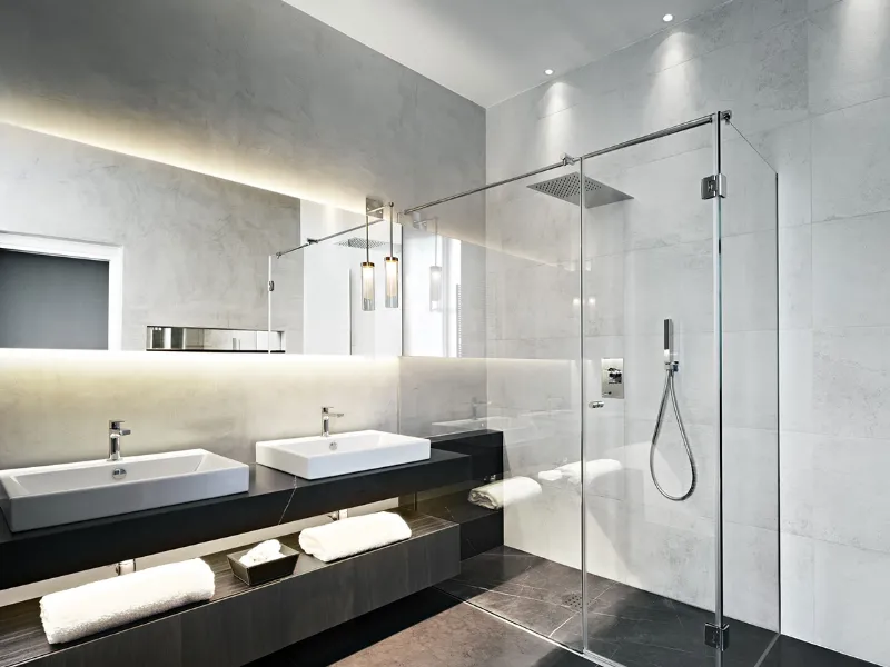 Una luce diffusa, una direzionale e una decorativa rendono il bagno ben illuminato