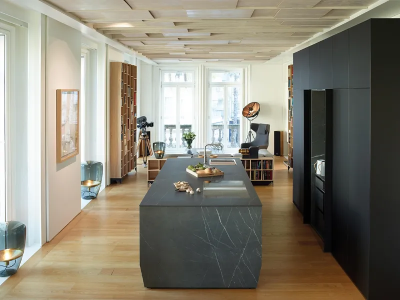 Parquet in continuità su tutte le superfici della casa, senza distinzione tra cucina e soggiorno