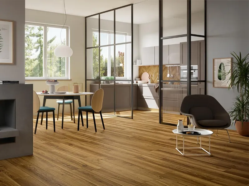Atmosfera contemporanea ed elegante per la cucina grigia abbinata al gres effetto legno Nuance di Panaria Ceramiche