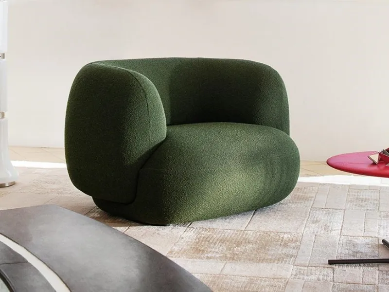 Sinuosa e avvolgente la poltrona con braccioli Jade by Potocco