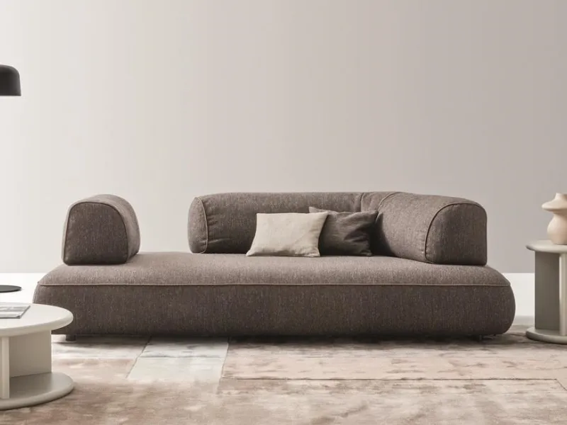 Isla Sofa by Ditre Italia ha lo schienale ad angolo che si adatta bene al corpo