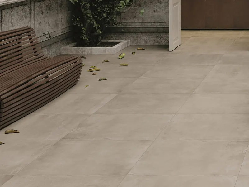 Permette continuità con l’interno il pavimento in gres collezione Materia di Ceramiche Piemme