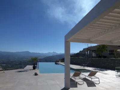 Villa a Tindari con serramenti Schüco