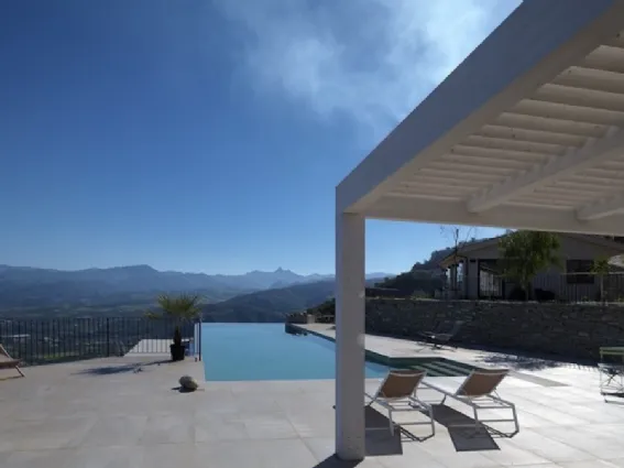 Villa a Tindari con serramenti Schüco