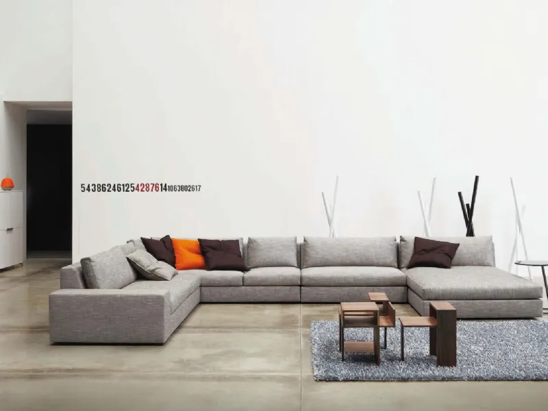 divano moderno con cuscini colorati
