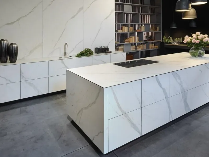 Kube by RiFRA ricorda un cubo nella sua essenziale bellezza, finiture ceramic stone Calacatta oro opaca