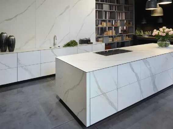 Kube by RiFRA ricorda un cubo nella sua essenziale bellezza, finiture ceramic stone Calacatta oro opaca