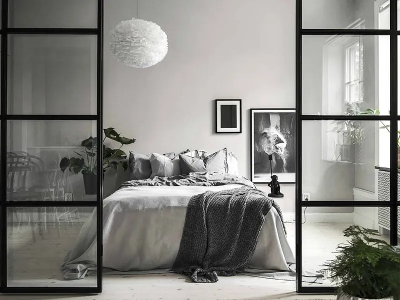Design essenziale e chic per questa camera in bianco e nero.