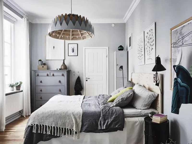 Grigio e bianco per una camera da letto semplice e accogliente. Credits: Anders Bergstedt Photography