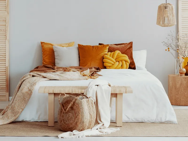 I toni della terra, il legno grezzo e tanto bianco per questa camera da letto scandi. Credits: scandipopinteriors.com