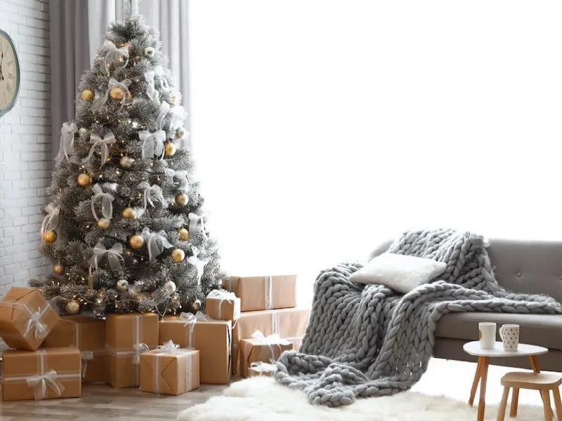 Un albero bicolor che punta a oro e bianco per una eleganza minimale